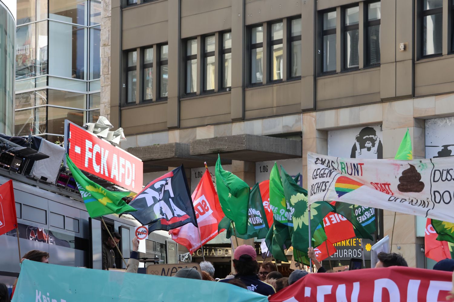 Düsseldorf: Wahlkampfabschluss der AfD mit massivem Gegenprotest - Ddorf-Aktuell