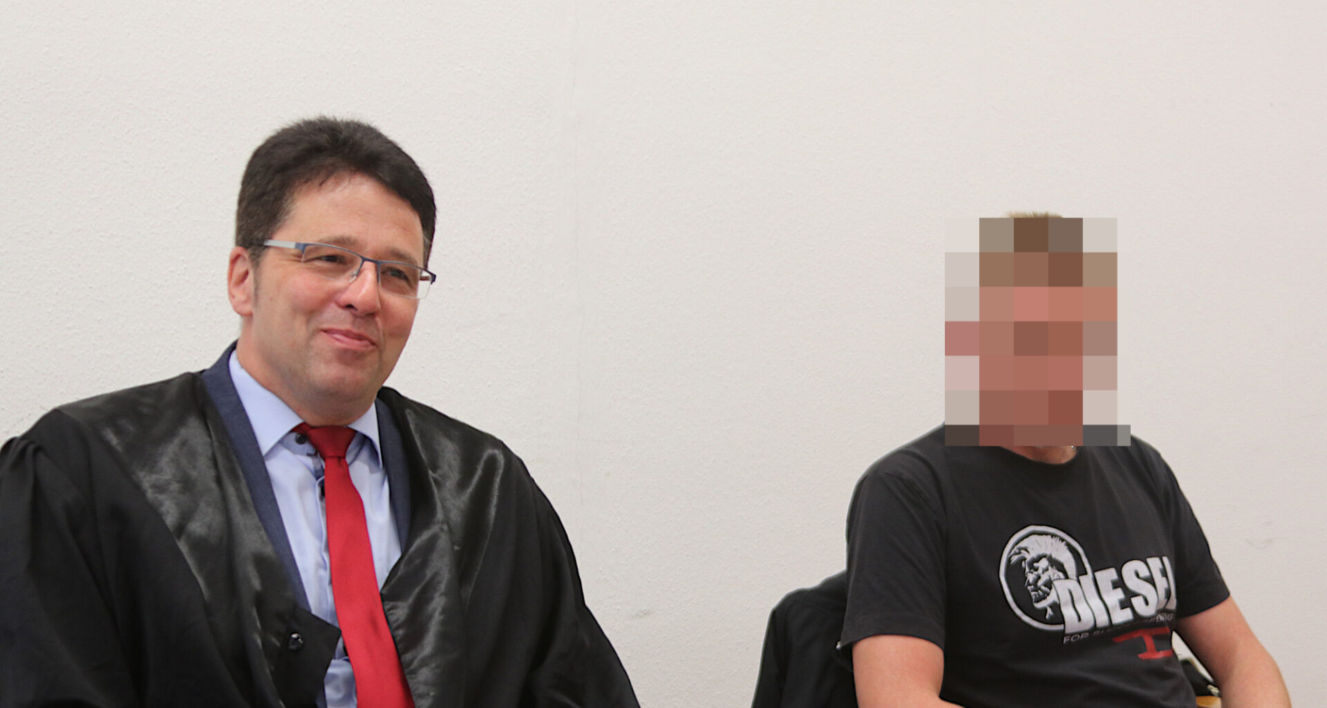 Angeklagter mit seinem Anwalt.