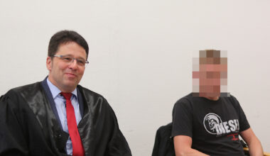 Angeklagter mit seinem Anwalt.