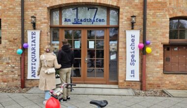 Schauspielerin liest im Neustrelitzer Antiquariat gleich aus zwei Büchern