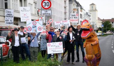 Berlin & Brandenburg: Satirische Protestaktion gegen Tempo-50-Rückkehr in Berlin