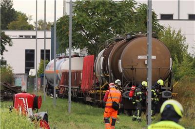 Tropfender Waggon: Gefahrguteinsatz am Bahnhof Troisdorf