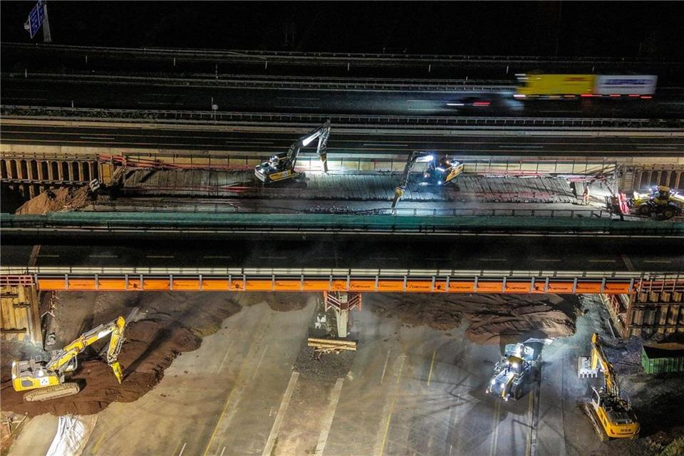 Westhofener Kreuz: Erste Brücke wird abgerissen  Bagger und andere Baumaschinen sind bei Abbrucharbeiten an der A45 im Einsatz. Am Westhofener Kreuz wurde die Autobahn gesperrt.Alex Talash/dpa