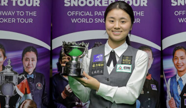 UK Champion Bai Yulu hält lächelnd den Pokal.