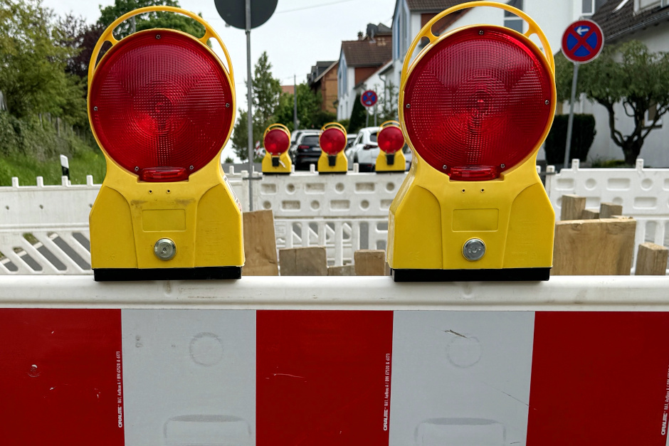 Sperrung der Stolberger Straße in Wiesbaden-Nordenstadt für Bauarbeiten.