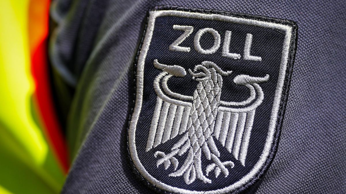 Niedersachsen & Bremen: 100 Einsatzkräfte kontrollieren Läden und Lokale in Ahlhorn