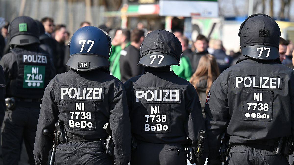 Niedersachsen & Bremen: Rot-Grün will Kennnummern für Polizisten testen