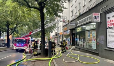 FW-E: Kellerbrand im Essener Stadtkern - Brandrauch breitet sich in mehreren Gebäuden aus