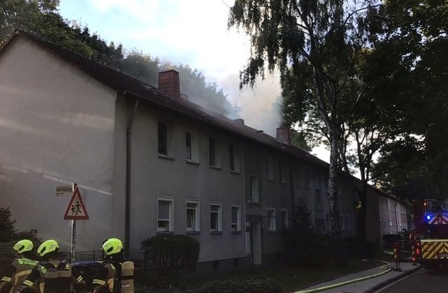 FW-GE: Dachstuhlbrand in Gelsenkirchen-Hassel - Bewohnerin gerettet, Feuerwehr im ...