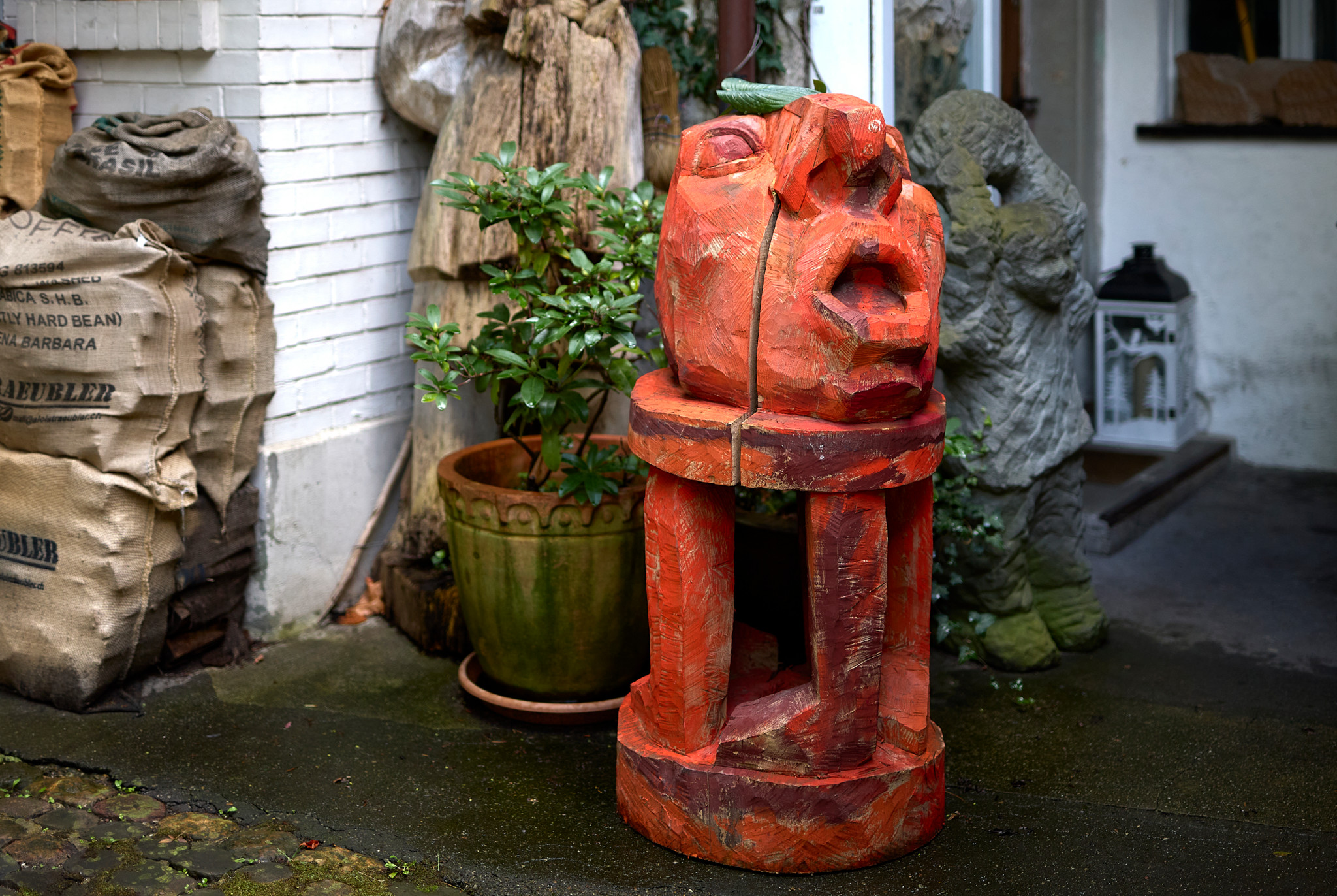 Holzskulptur ’Maulheld’ von Werner Ignaz Jans in Winterthur ausgestellt, zeigt einen ausdrucksstarken Kopf auf einem Sockel.