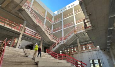 Über das zentrale Atrium des Centre for Mathematics Münster werden alle 4 Obergeschosse des Gebäudes erschlossen. Die große Freitreppe wird später noch Sitzmöglichkeiten bieten, die ebenfalls zum Austausch einladen. (Foto: BLB NRW)