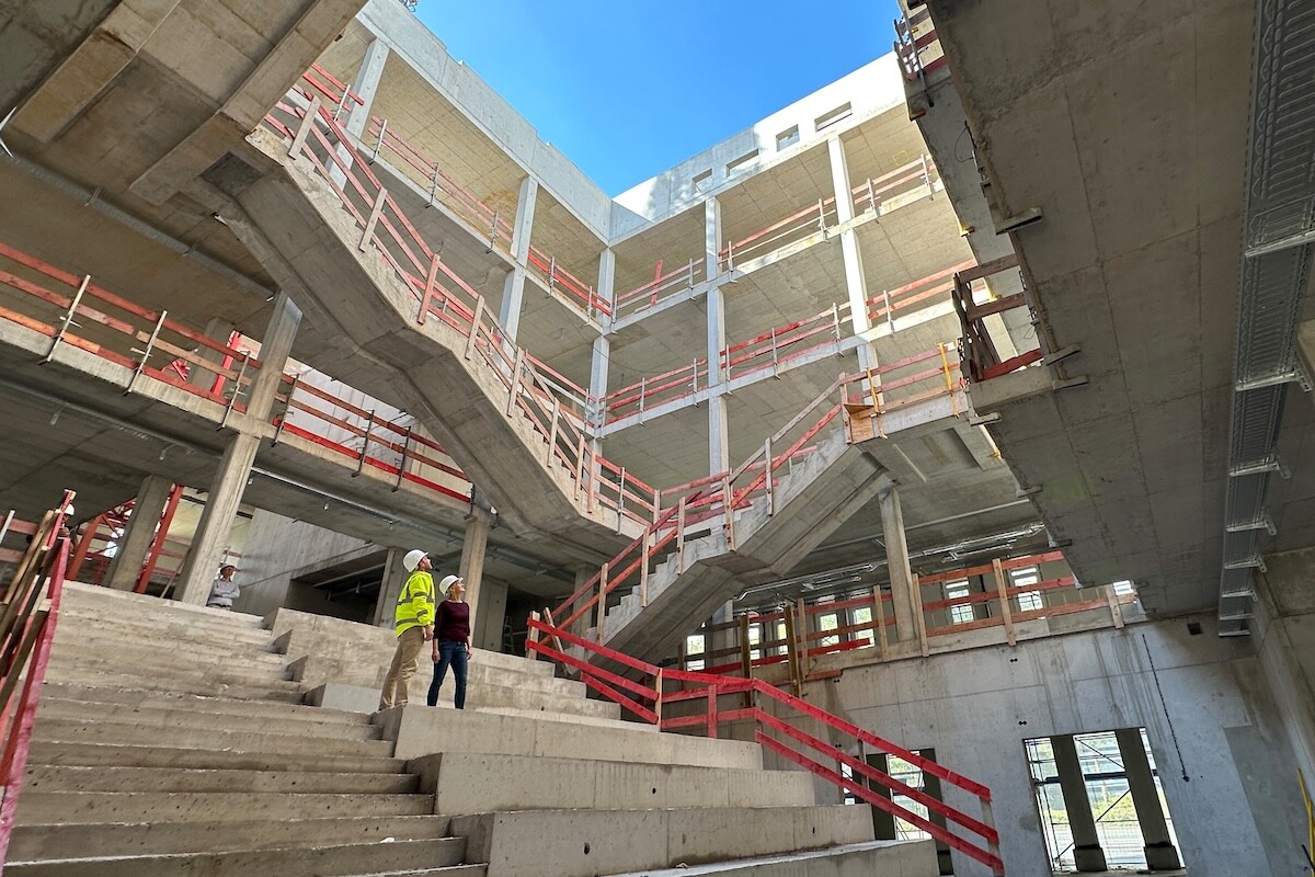 Über das zentrale Atrium des Centre for Mathematics Münster werden alle 4 Obergeschosse des Gebäudes erschlossen. Die große Freitreppe wird später noch Sitzmöglichkeiten bieten, die ebenfalls zum Austausch einladen. (Foto: BLB NRW)