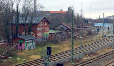 Bahngleise und alte Schuppen.