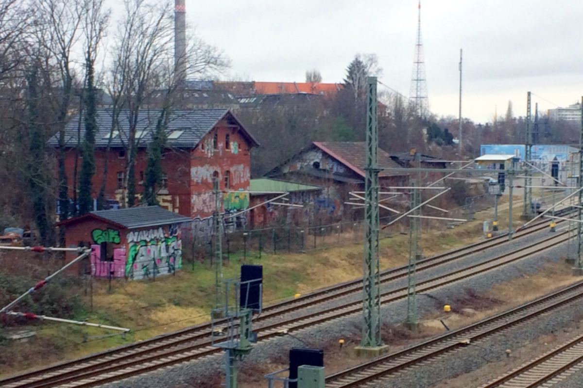 Bahngleise und alte Schuppen.