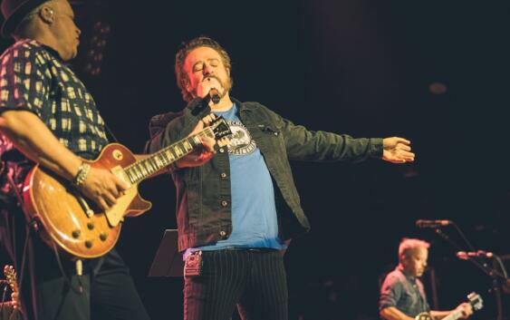 Counting Crows live Hamburg 2025 Docks by Niko Schmuck Sounds & Books