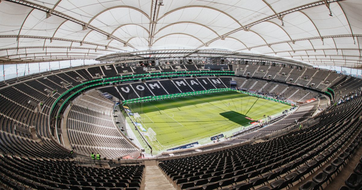 Innenansicht des kompletten Stadions von Eintracht Frankfurt, man blickt von einem der obersten Plätze auf das Stadion.