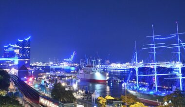 Hamburg & Schleswig-Holstein: Lichtkunst im Hamburger Hafen: "Blue Port" feiert Jubiläum