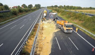 Niedersachsen & Bremen: Zwölf Tonnen Granulat auf A1 - Sperrung und Stau nach Unfall