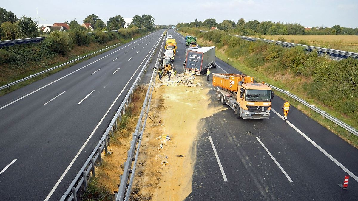 Niedersachsen & Bremen: Zwölf Tonnen Granulat auf A1 - Sperrung und Stau nach Unfall