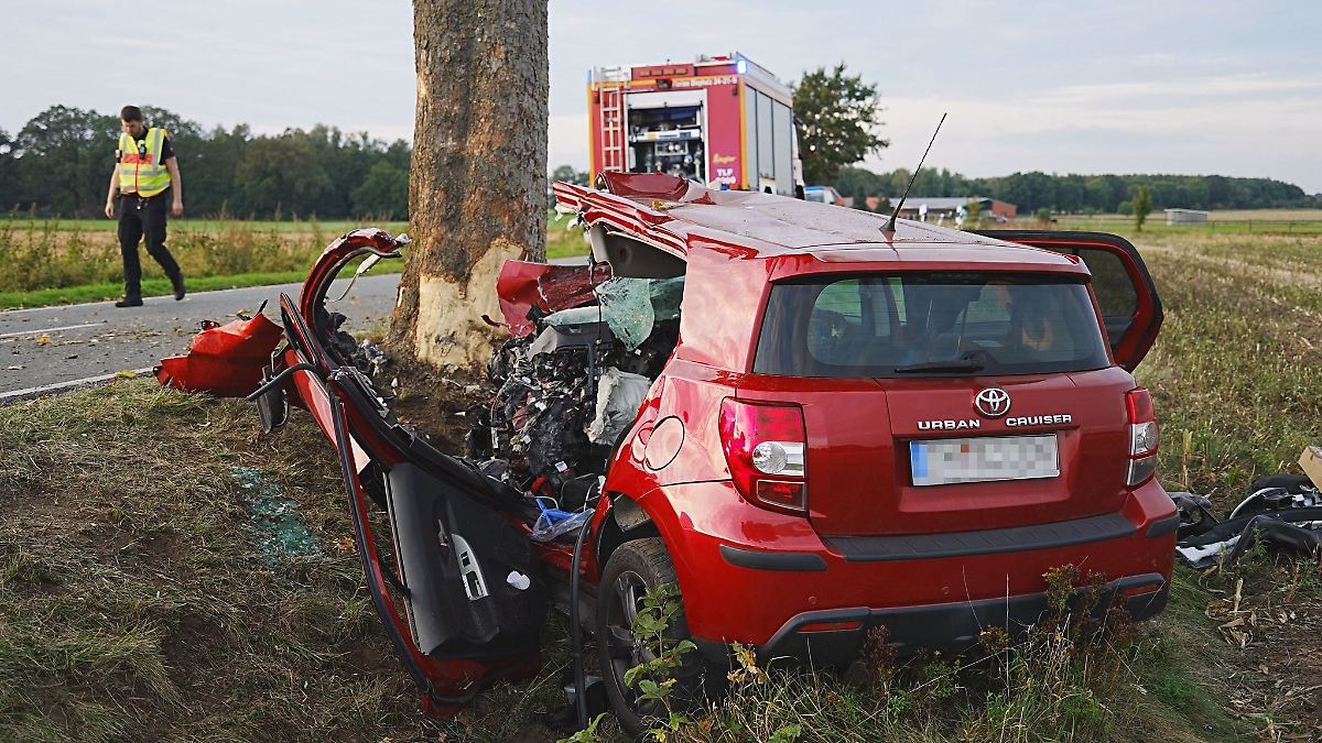 Niedersachsen & Bremen: Auto prallt frontal gegen Baum – Fahrer stirbt