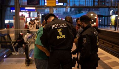 Berlin & Brandenburg: Mehr Kontrollen: Waffenverbot an großen Berliner Bahnhöfen