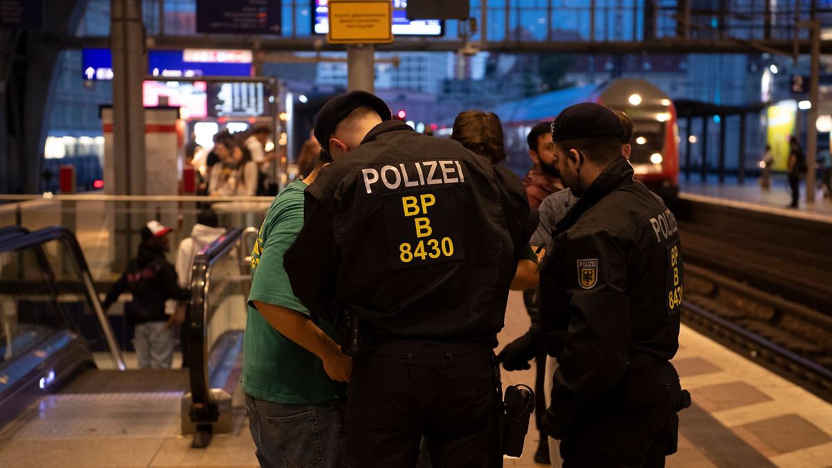 Berlin & Brandenburg: Mehr Kontrollen: Waffenverbot an großen Berliner Bahnhöfen
