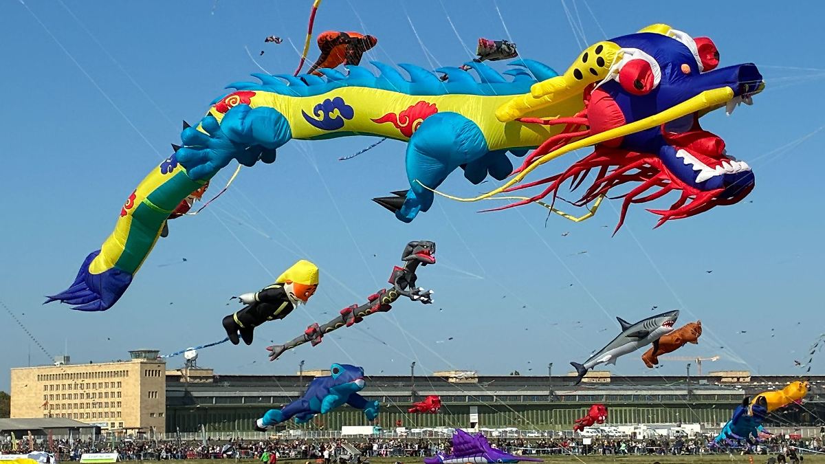 Berlin & Brandenburg: Ungeheuer schöne Ungeheuer: 100.000 bewundern Riesendrachen