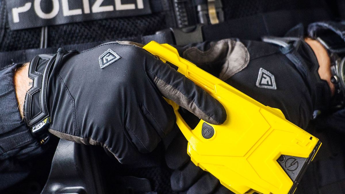 Niedersachsen & Bremen: Mann bedroht Polizei mit Axt und wird getasert
