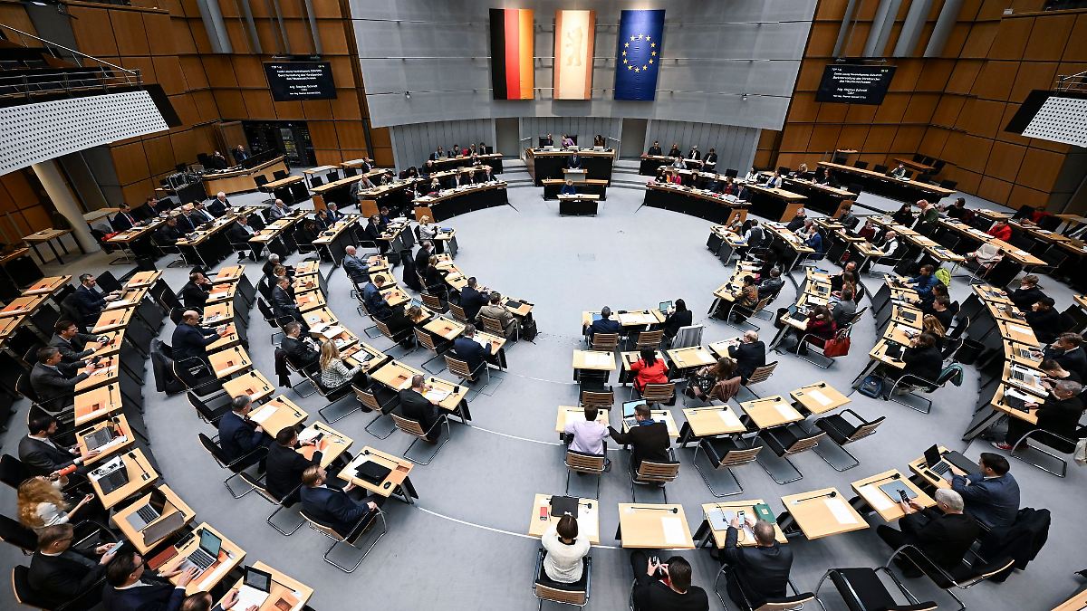Berlin & Brandenburg: Umfrage: Keine Mehrheit für CDU und SPD