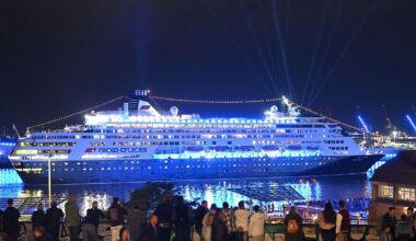 Hamburg & Schleswig-Holstein: Schiffsparade und Feuerwerk - Hamburg Cruise Days beginnen