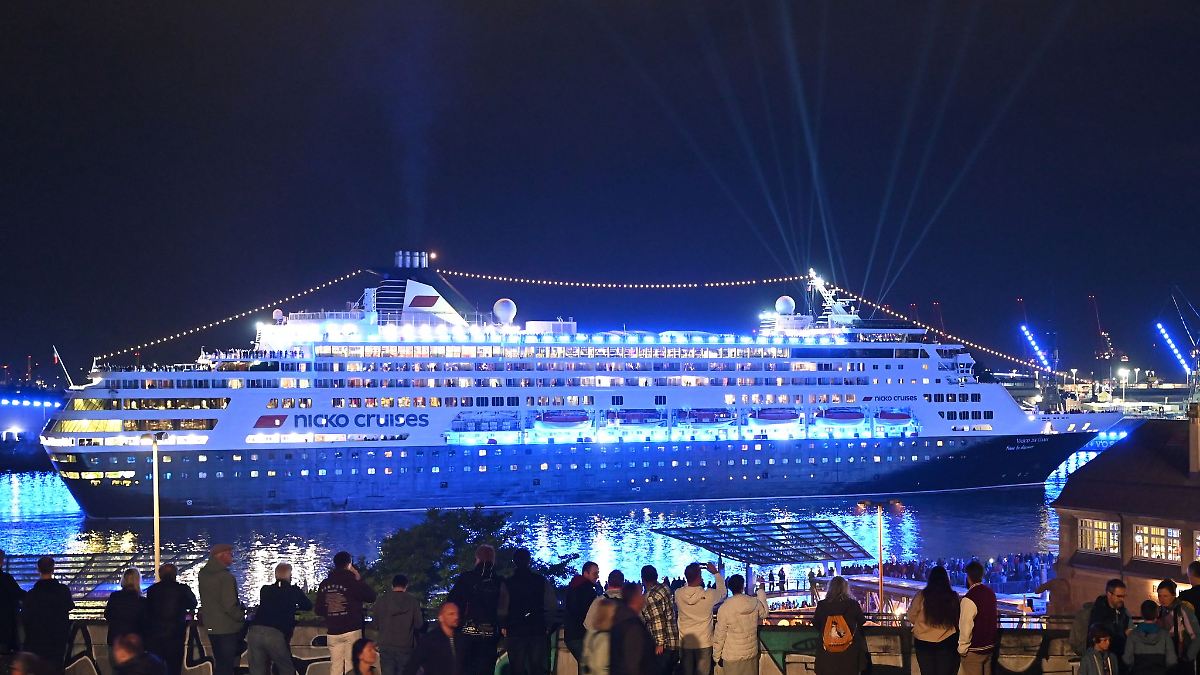 Hamburg & Schleswig-Holstein: Schiffsparade und Feuerwerk - Hamburg Cruise Days beginnen