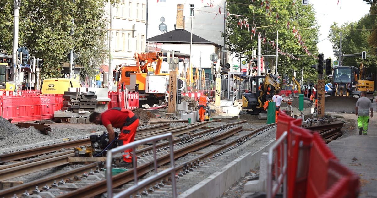 Fahrradfahrer versinkt in Schacht auf der Karli