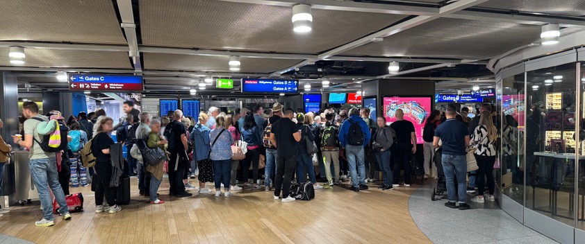 Donnerstagmorgen (11. September): Warten an der Sicherheitskontrolle vor dem Flugsteig B.