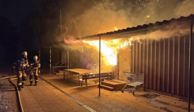 Brand auf Sportplatz an der Seumannstraße - drei Container zerstört