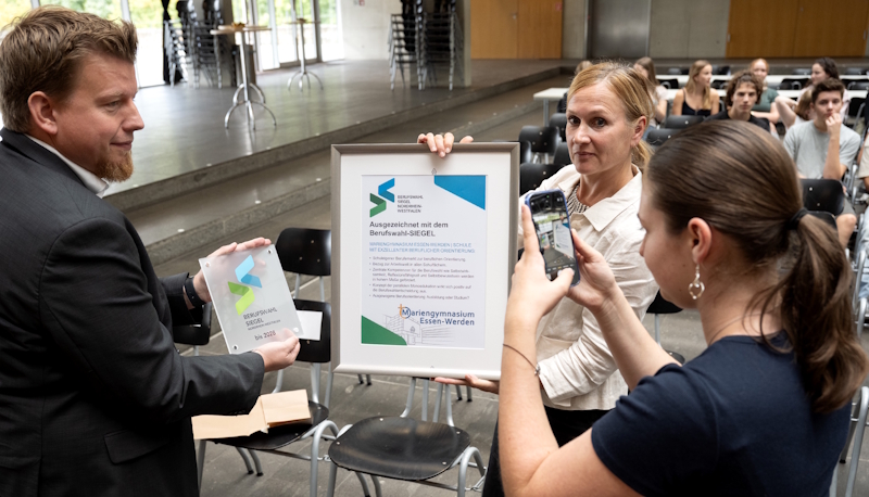 Stadt und Arbeitsagentur zeichnen Mariengymnasium für vorbildliche Berufswahlorientierung aus