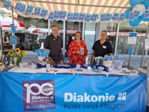 Eric Müller, Sozialarbeiter/ Berater für geflüchtete Menschen, Henrike Baldus, Koordinatorin Ehrenamt Diakonisches Werk Köln und Region, und Karsten Quaschnig vom Kölner Obdachlosenfrühstück.