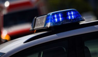 Niedersachsen & Bremen: Lkw-Fahrer kollidiert mit Leitplanke - schwer verletzt