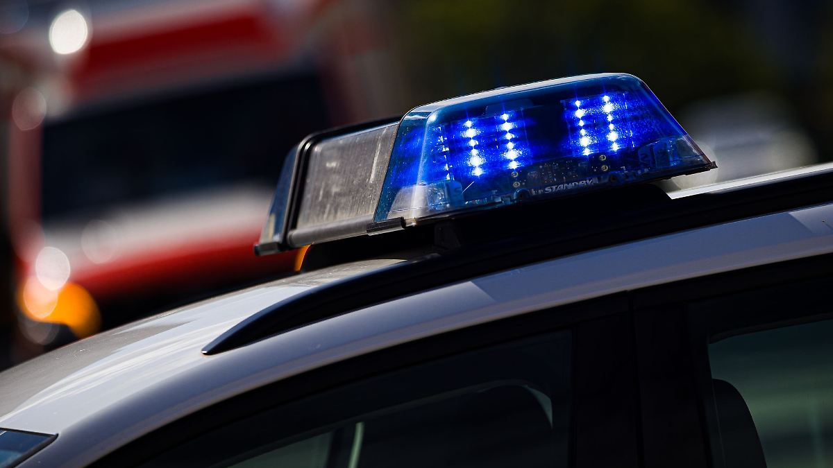 Niedersachsen & Bremen: Lkw-Fahrer kollidiert mit Leitplanke - schwer verletzt
