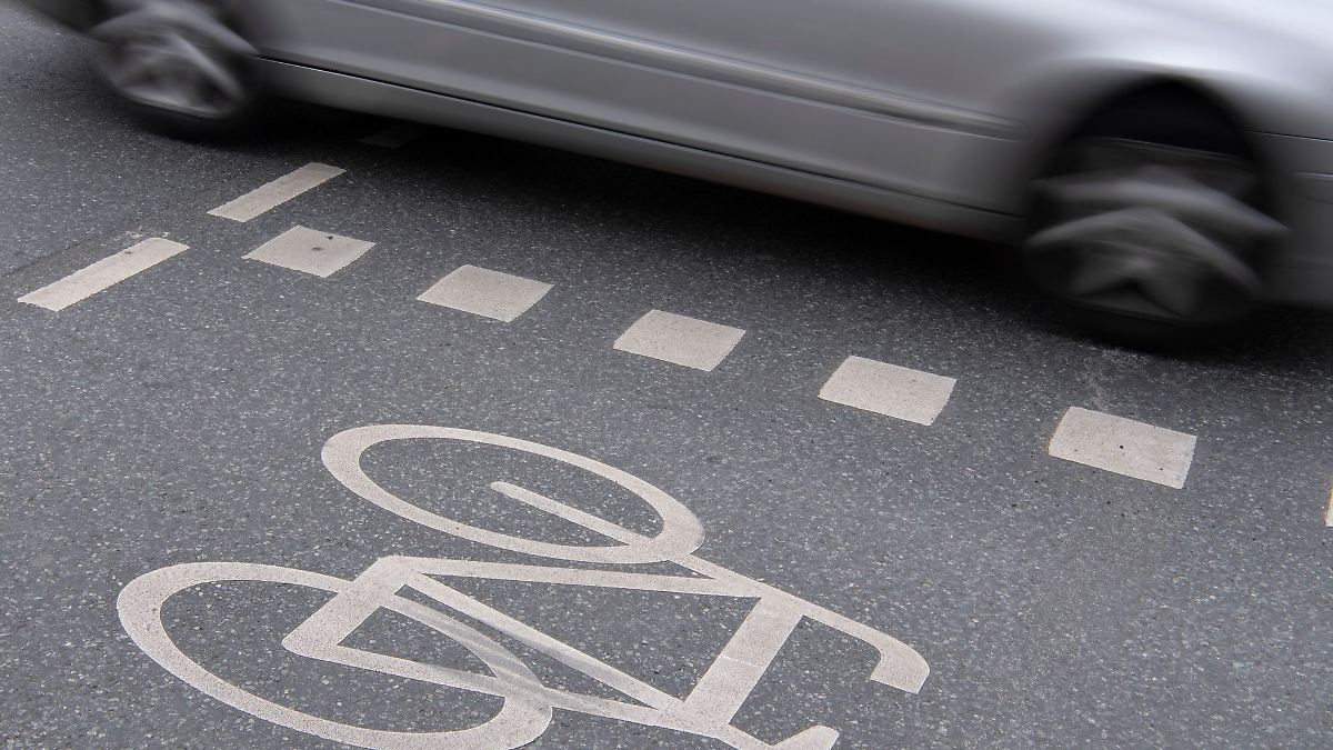 Hamburg & Schleswig-Holstein: Radfahrer stirbt nach Aufprall gegen geöffnete Autotür