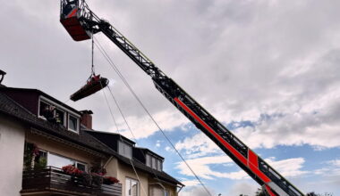 Verletzte Person über Drehleiter geretett