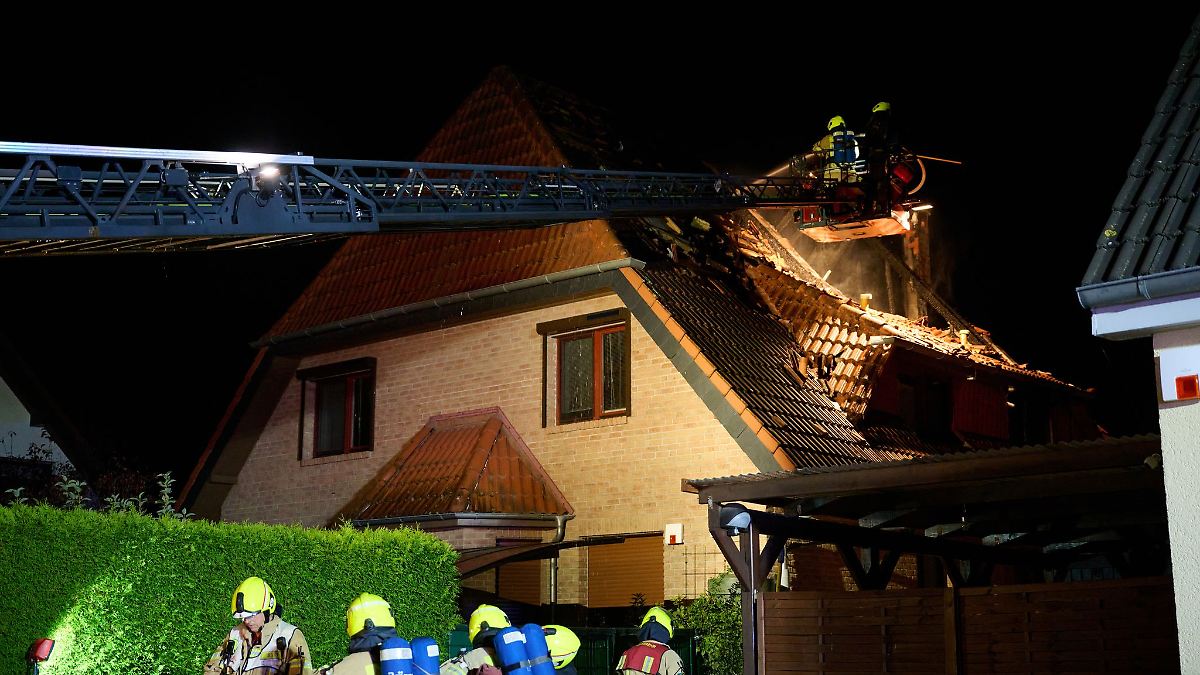 Berlin & Brandenburg: Zwei Tote bei Brand - Suche nach mutmaßlichem Täter