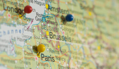 Auf einer Landkarte sind in verschiedenen europäischen Stadten bunte Pins platziert.