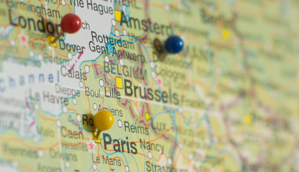 Auf einer Landkarte sind in verschiedenen europäischen Stadten bunte Pins platziert.