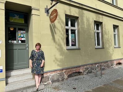 Die Illustratorin vor dem „Hühnerhof“ in der Großstraße 9 in Treuenbrietzen. In dem Haus hat sie auch ihr Atelier.