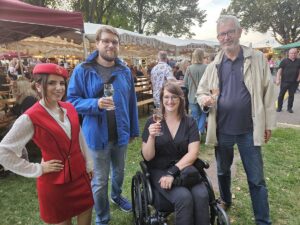 Geburt einer neuen Stadtratsfraktion? Erwin Stuffler (FW, rechts) und Daniela Zaun (Die Partei, 2. von rechts) beim gemeinsamen Besuch des Mainzer Weinmarkts vergangene Woche. - Foto: Zaun 