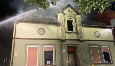 FW-BO: Dachstuhlbrand in einem leerstehendem Wohnhaus in Bochum-Leithe