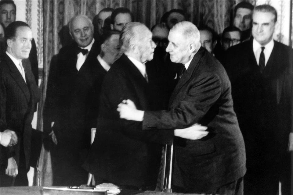 Fünf Jahre nachdem sich Konrad Adenauer und Charles de Gaulle in dessen Privathaus in Frankreich erstmals getroffen hatten, besiegelten sie in Paris den deutsch-französischen Freundschaftsvertrag (Archiv).picture alliance / dpa