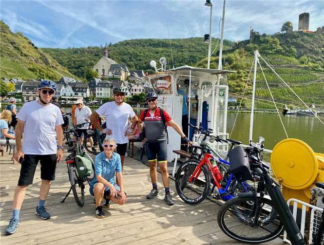 Gestartet wurde die Tour bei strahlendem Sonnenschein und sommerlichen Temperaturen . Foto: Albrecht Ehses