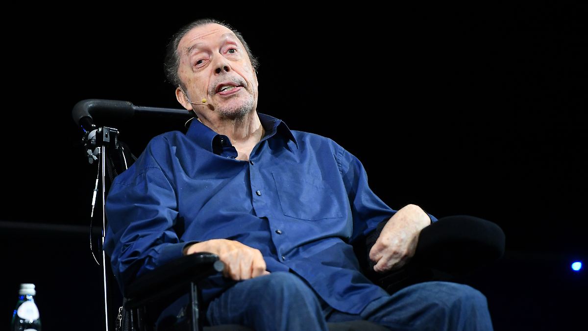 Tim Curry im "blöden Rollstuhl": "Rocky Horror Picture Show"-Star leidet unter Schlaganfall-Folgen