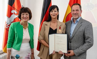 Ehre, wem Ehre gebührt: Vize-Regionspräsidentin Ute Lamla und Isernhagens Bürgermeister Tim Mithöfer nehmen Andrea Meyer in ihre Mitte. 